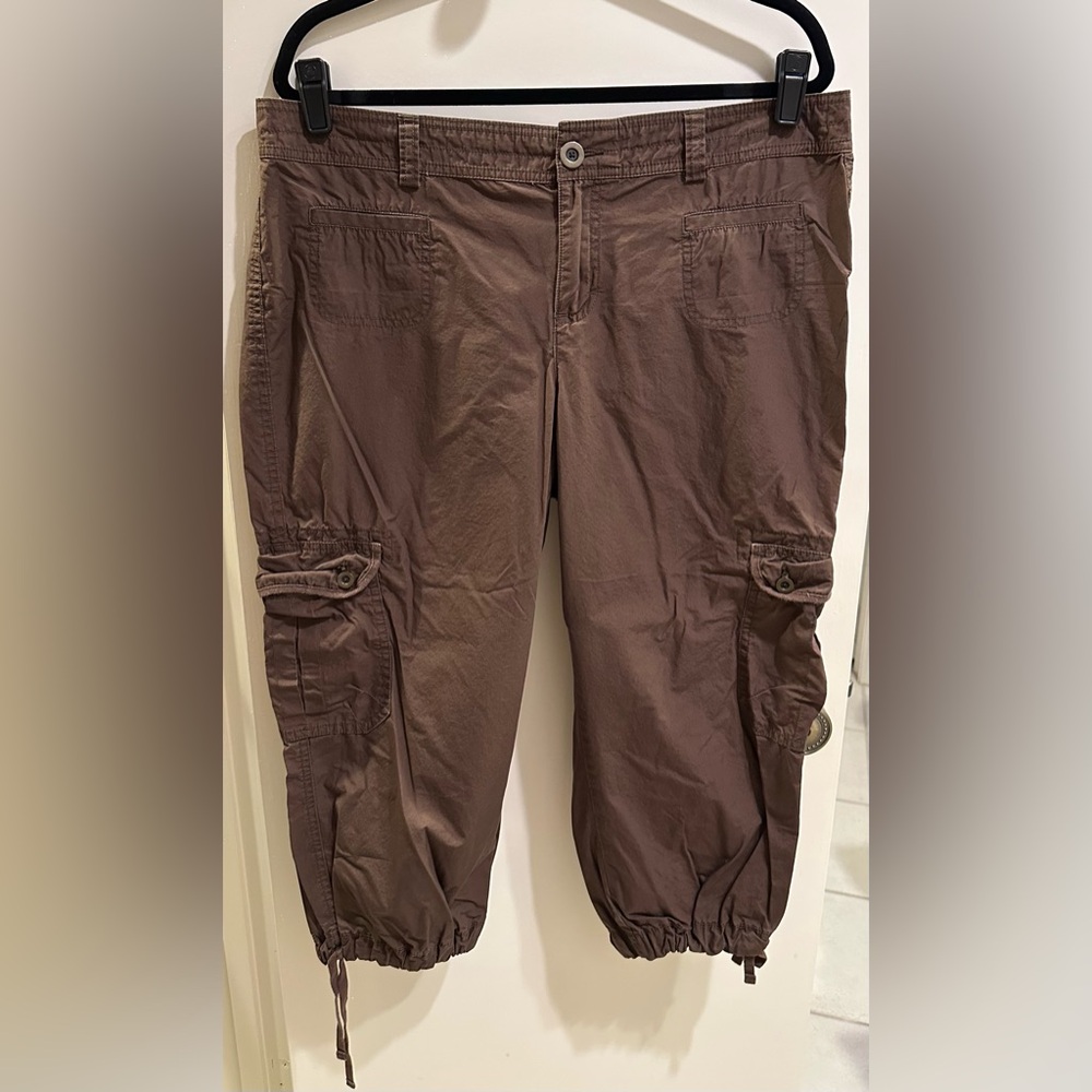 Like New Tommy Hilfiger Women’s Size 16 Brown Cargo Crop Pants